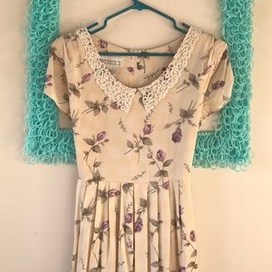 Vintage Cottagecore Maxi Dress with Lace Collar